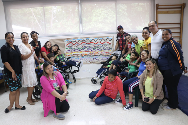 Taller promueve nuevas técnicas de dibujo y pintura para estudiantes con parálisis cerebral