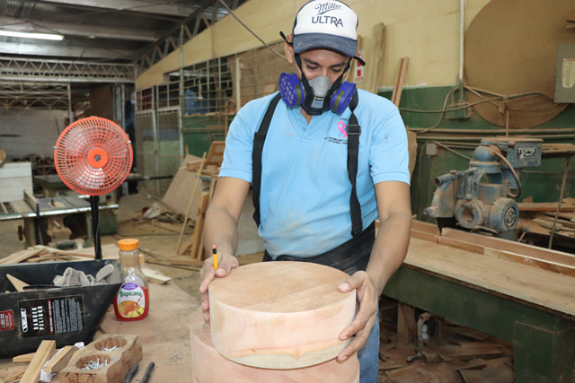  Taller de Ebanistería del IPHE: Confección y restauración de muebles con acabados de lujo