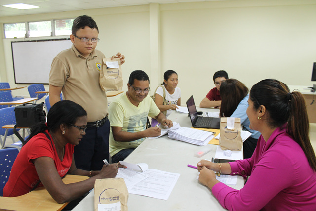 Representantes de Olimpiadas Especiales entregan lentes a estudiantes de la Escuela Vocacional Especial del IPHE