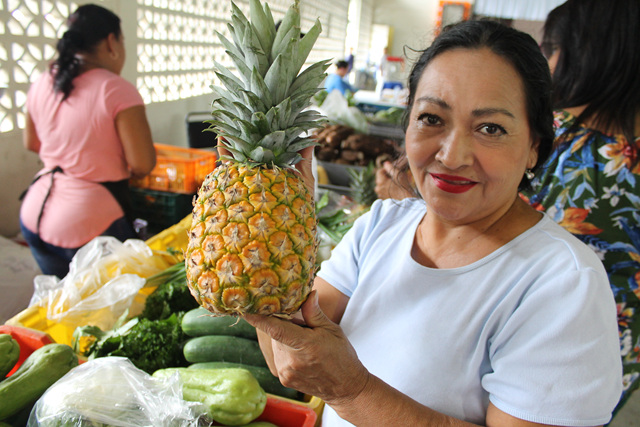 IMA promueve alimentos a bajos precios durante feria en el IPHE