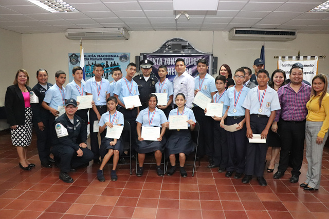 Estudiantes del IPHE de Herrera se gradúan en programa de desarrollo humano
