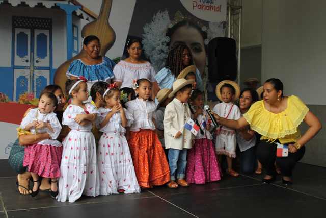 IPHE participa en acto de inicio de fiestas patrias en el IFARHU  