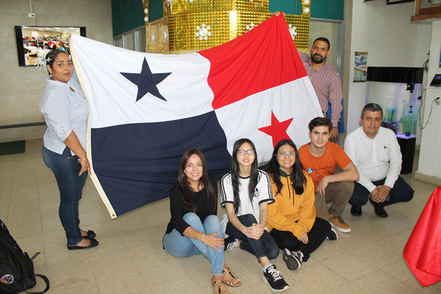 Entregan pabellón nacional a estudiantes que representarán a Panamá en Olimpiadas de Robótica en Hungría