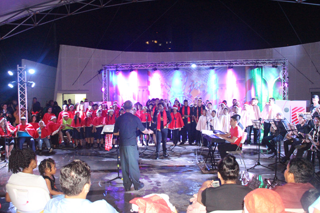 Coro Resiliencias se luce en Gala Navideña en el Parque Omar