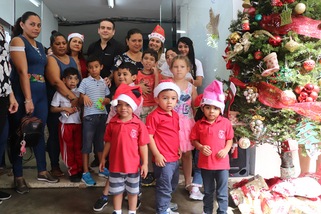 IPHE realiza el encendido de luces de su árbol de navidad