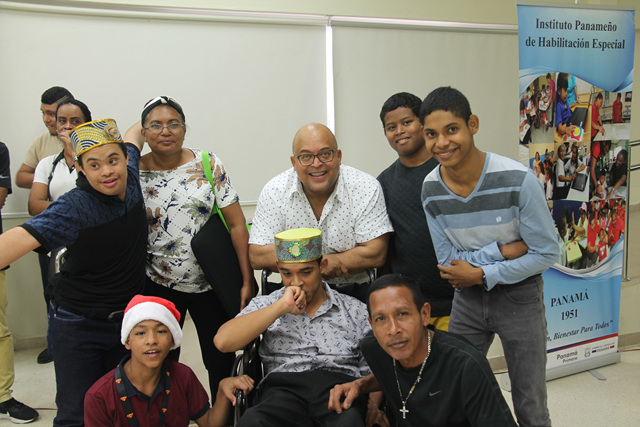 Alumnos de la EVE celebran Navidad con emotiva fiesta