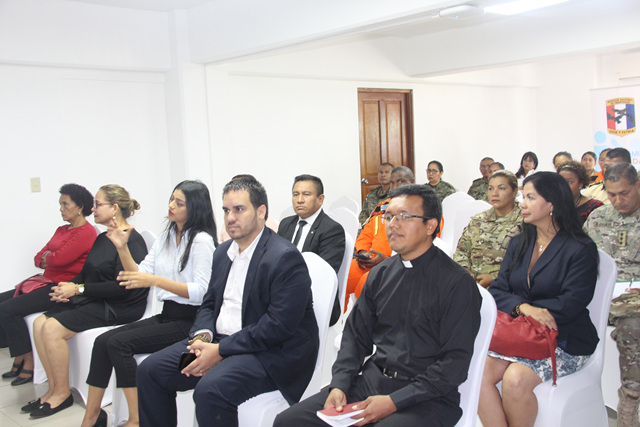  Instructoras del IPHE capacitan a unidades del Senafront sobre Lengua de Señas