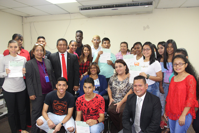  Alumnos graduandos que practicaron en el IPHE reciben incentivo económico