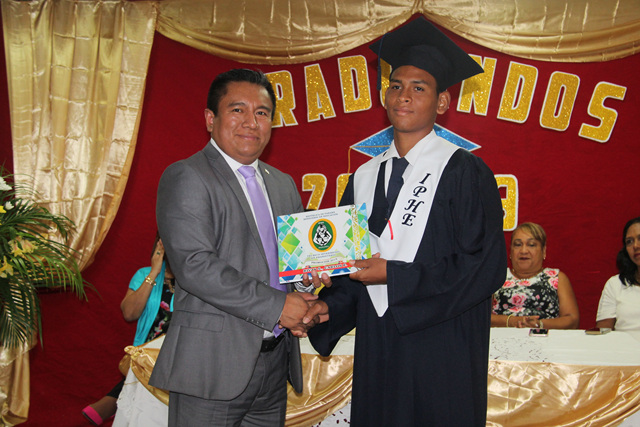 Estudiantes del IPHE de Antón reciben sus certificados de graduación