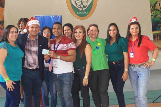 Colaboradores del IPHE celebran con regocijo su fiesta de Navidad