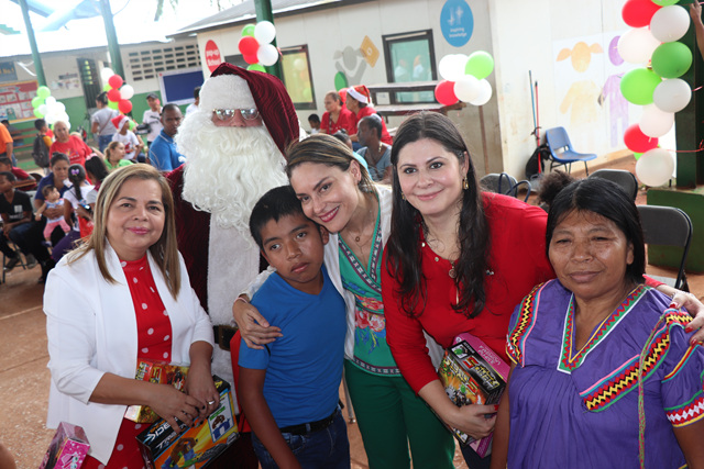 Niños y niñas de la extensión del IPHE de Tocumen reciben fiesta de Navidad