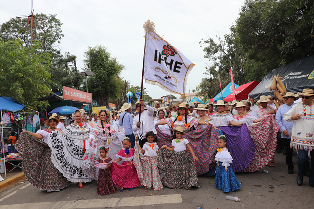 IPHE se luce en el Desfile de las Mil Polleras realizado en la ciudad de Las Tablas