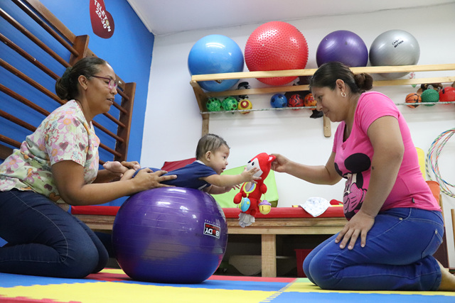 Primera infancia se beneficia con servicios de fisioterapia del IPHE