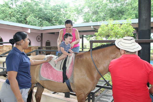 Niños de Centro de Salud de Parque Lefevre se benefician con taller de equinoterapia
