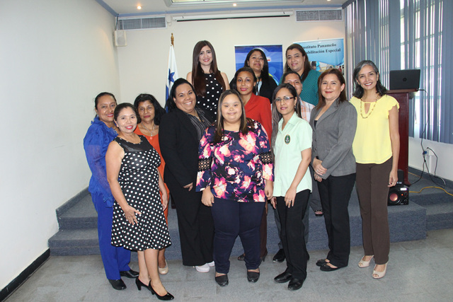 Servidores públicos del IPHE reciben sus certificados de ingreso a la Carrera Administrativa