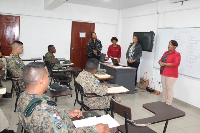 Instruyen sobre lengua de señas a personal de SENAFRONT, SINAPROC y Ministerio de Seguridad