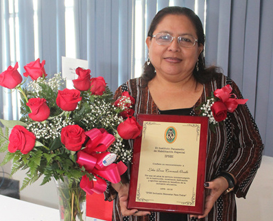 Colaboradora se acoge a jubilación luego de 42 años de servicio en el IPHE