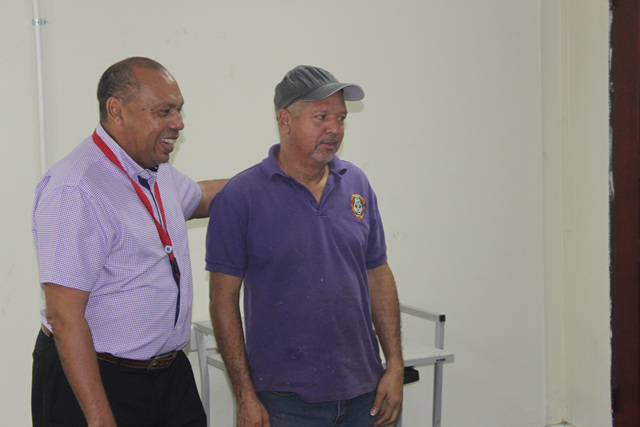 Experto y colaboradores de Talleres de Ebanistería y Tapicería del IPHE intercambian experiencias sobre salud y seguridad ocupacional