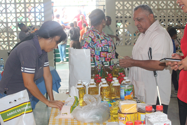En feria del IMA colaboradores del IPHE adquieren productos a precios accesibles