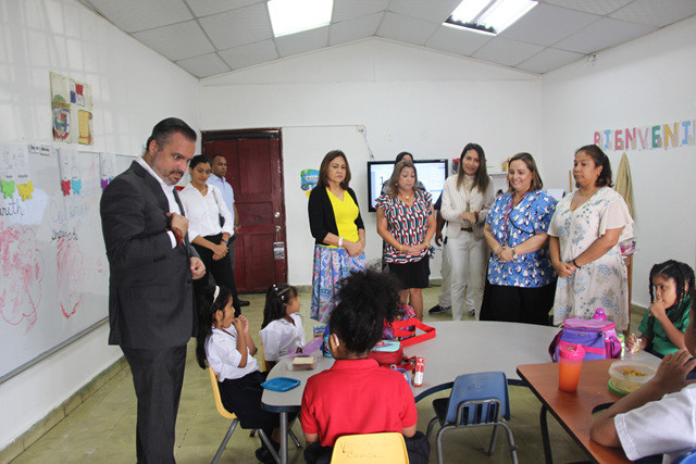 Viceministro de Cultura visita la Escuela Nacional de Sordos