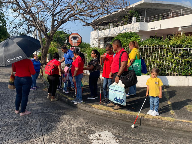 Enseñan el buen uso del bastón blanco a estudiantes con discapacidad visual