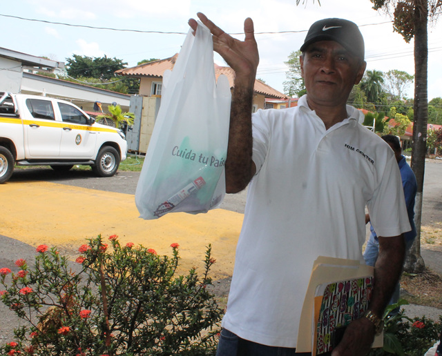 Colaboradores del IPHE reciben kits de limpieza y aseo personal para combatir el COVID-19.