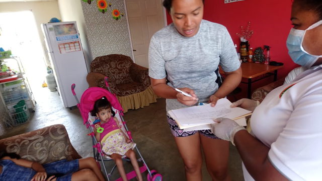 Estudiantes de la Extensión del IPHE de Panamá Este reciben bonos y bolsas de comida  