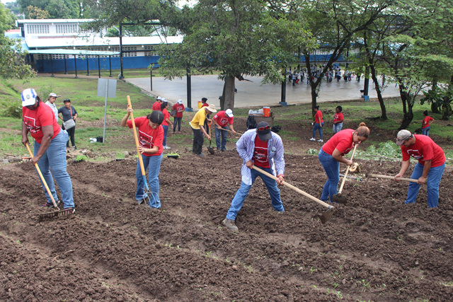 Crean huerto escolar a través de Programa de Voluntariado Gubernamental