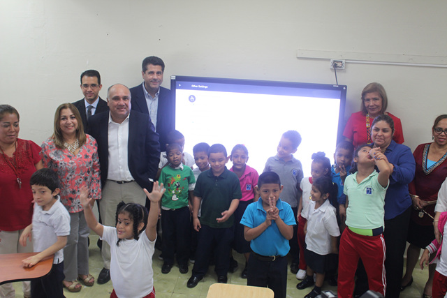 Escuela Nacional de Sordos recibe donación de pantalla interactiva digital