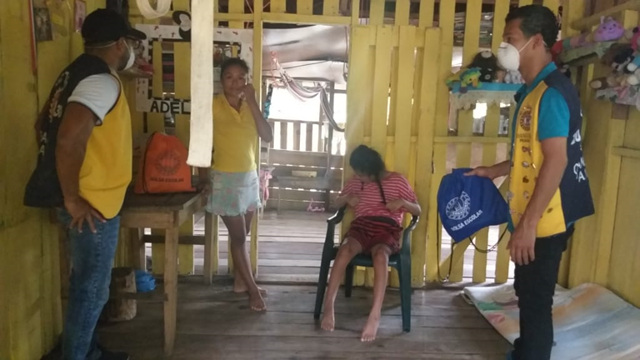 Ejercicios para desarrollar en casa con sus hijos y bolsas de alimentos, reciben los alumnos del IPHE de Bocas del Toro