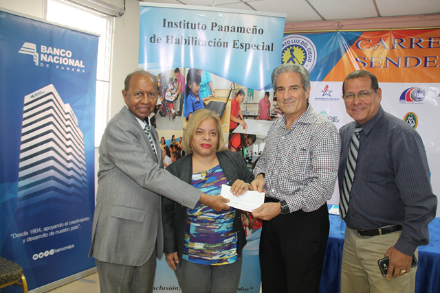 IPHE entrega aporte económico para Carrera Caminata “Sendero de Luz”