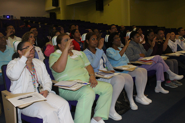 Técnicos del Hospital Santo Tomás se capacitan en lengua de señas