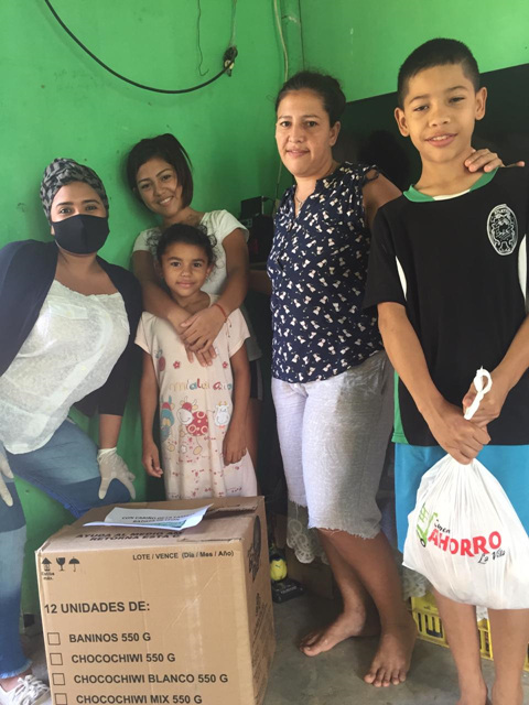 Autoridades del IPHE de Herrera entregan bolsas con comida a familias vulnerables