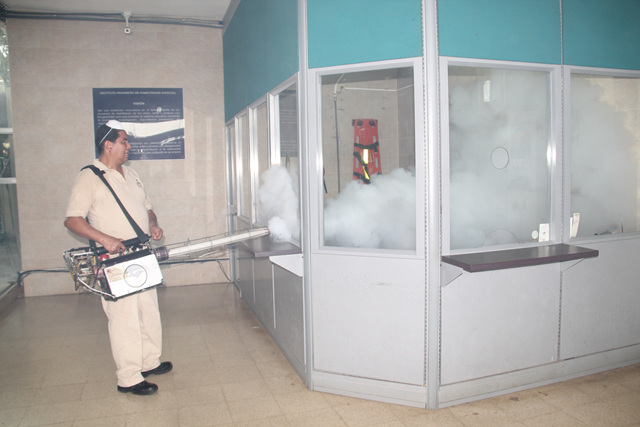 IPHE fumiga oficinas con el apoyo del personal del MINSA