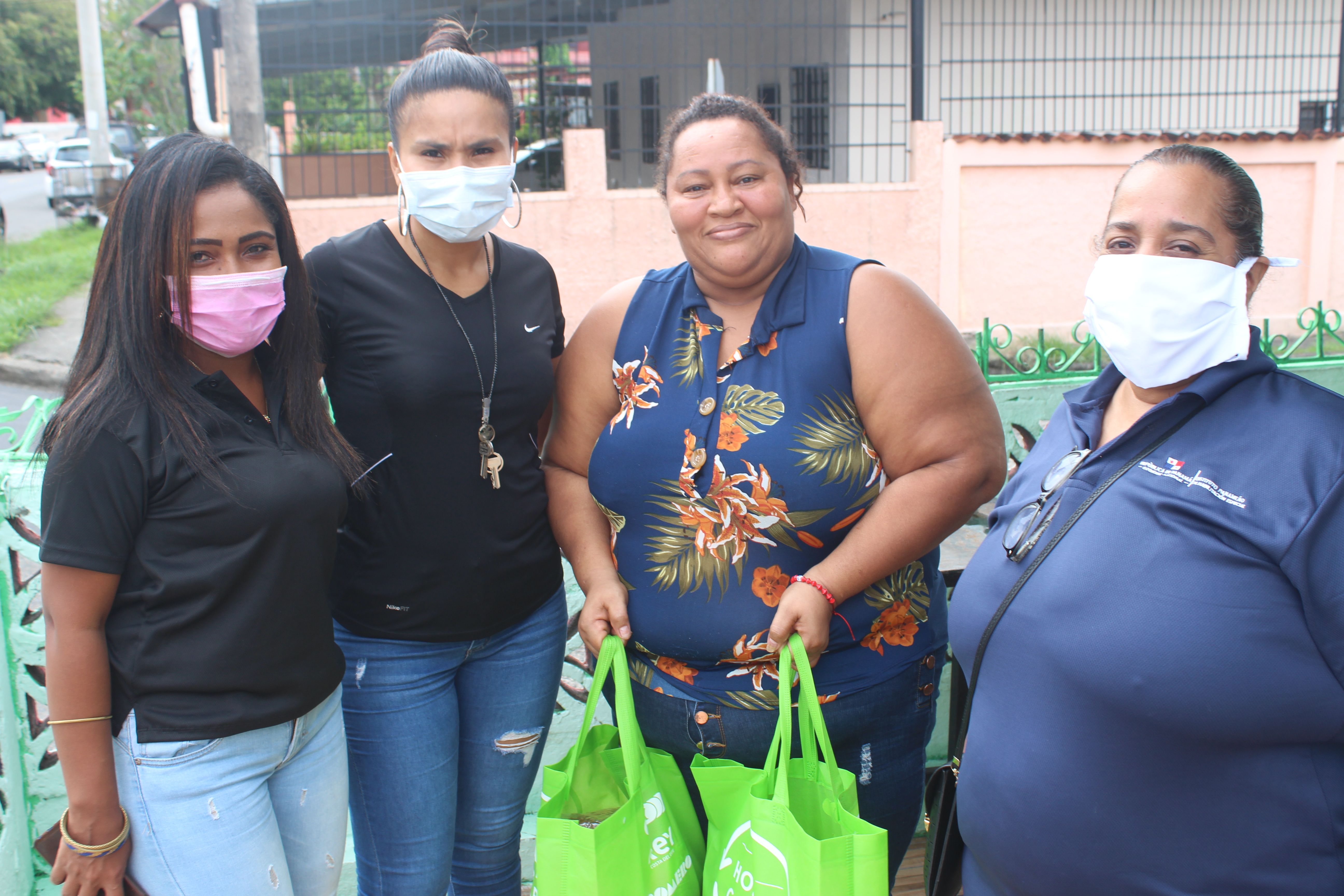 Colaboradoras de la Oficina de Igualdad de Oportunidades, entregan donación.