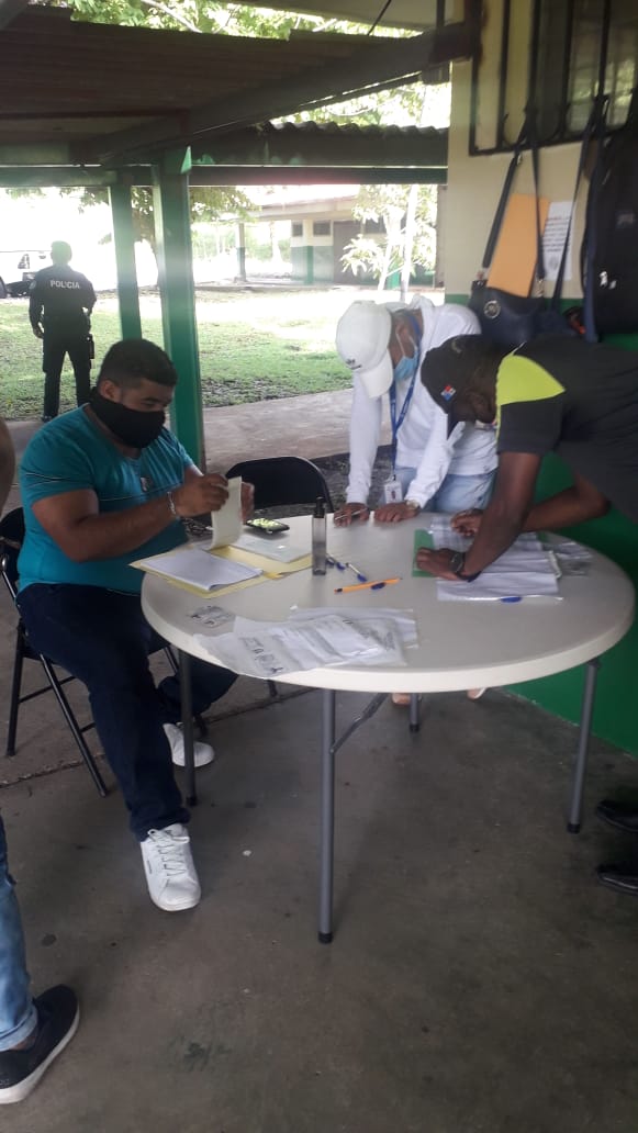 Estudiantes de la Escuela Vocacional Especial (EVE ) del IPHE y de diez centros educativos regular reciben pago de becas por parte del IFARHU 