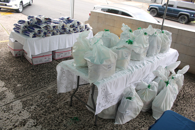 Seguros FEDPA hace entrega de canastas de alimentos al IPHE   