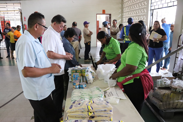 Colaboradores del IPHE aprovechan precios en feria del IMA  
