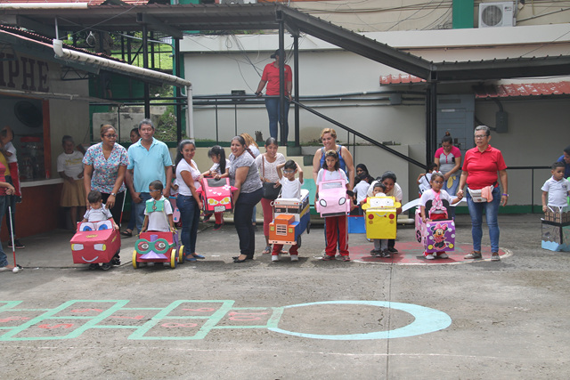 Estudiantes del CAIPI y de la Escuela Helen Keller construyen  medios de transporte