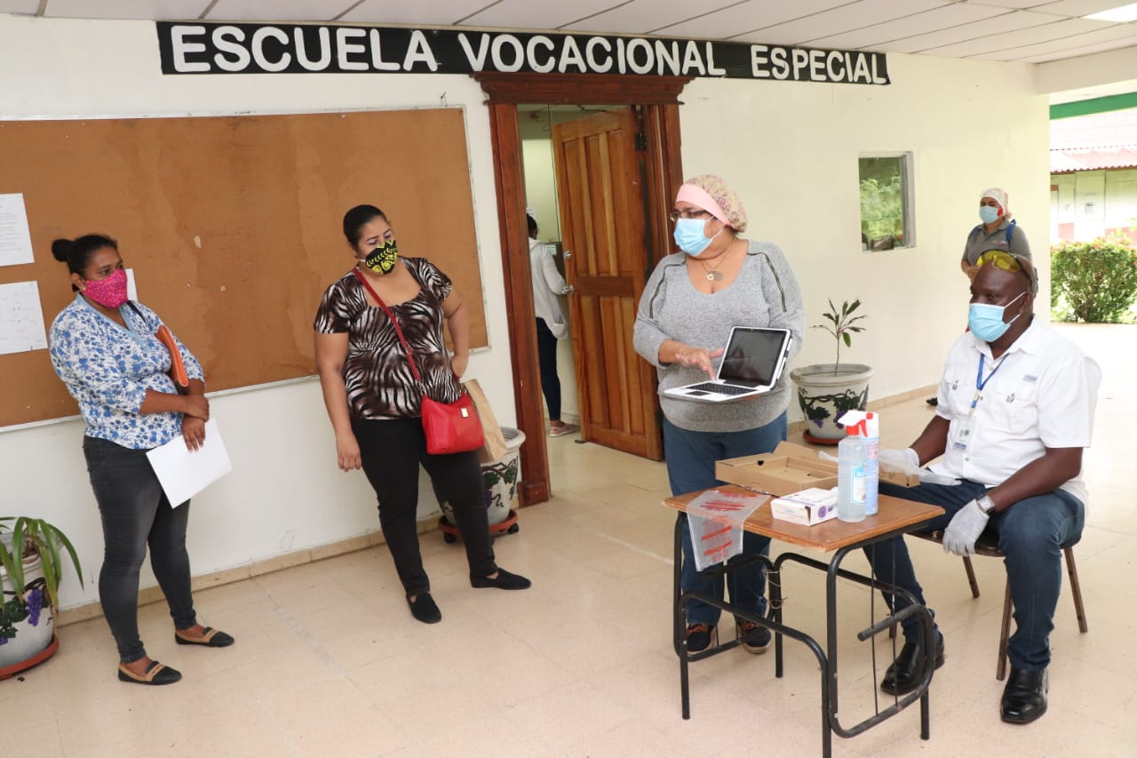 IPHE garantiza el reinicio del año escolar entregando recursos tecnológicos tablets