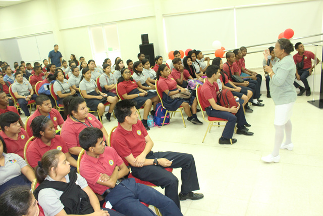 Estudiantes graduandos de la EVE conocen sobre aspectos laborales y de salud