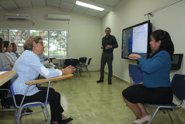 Empresa EDUPAN capacita sobre la utilidad de la pantalla interactiva 