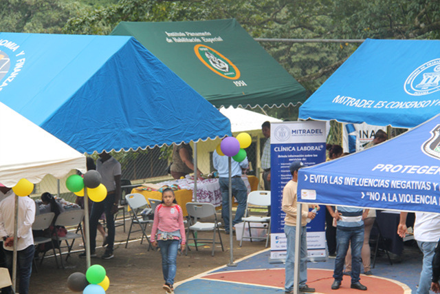 Moradores de Cerro Azul se benefician con Feria Interinstitucional