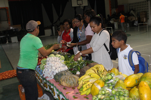 Colaboradores del IPHE adquieren productos de la canasta básica familiar
