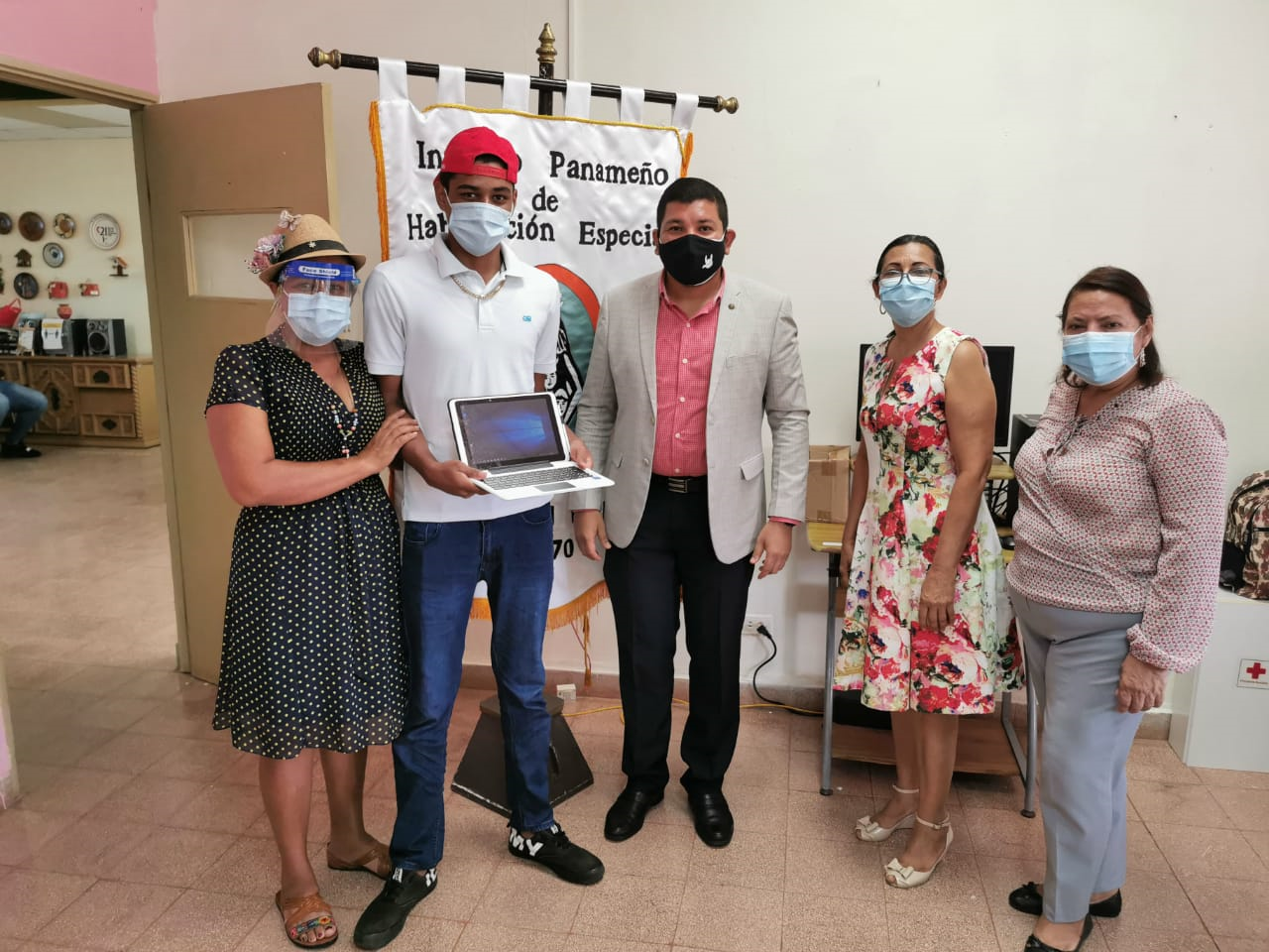 954 estudiantes graduandos que asisten a centros educativos inclusivos y de las Carreras Intermedias (CTI) del IPHE se benefician de entrega de tablets