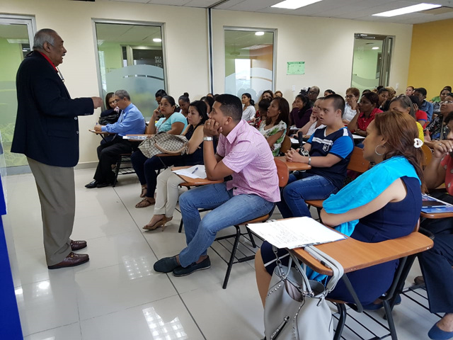 Orientan a padres de familia sobre factores de riesgo social