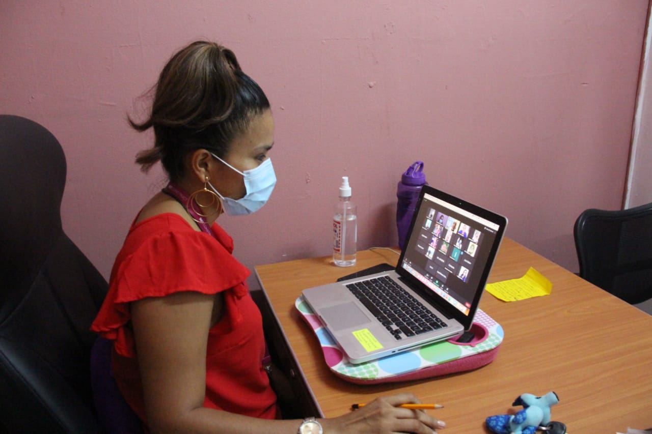 Capacitan a Padres de Familia de la Extensión del IPHE de Colón con el tema: Violencia Doméstica y Corresponsabilidad en el Hogar