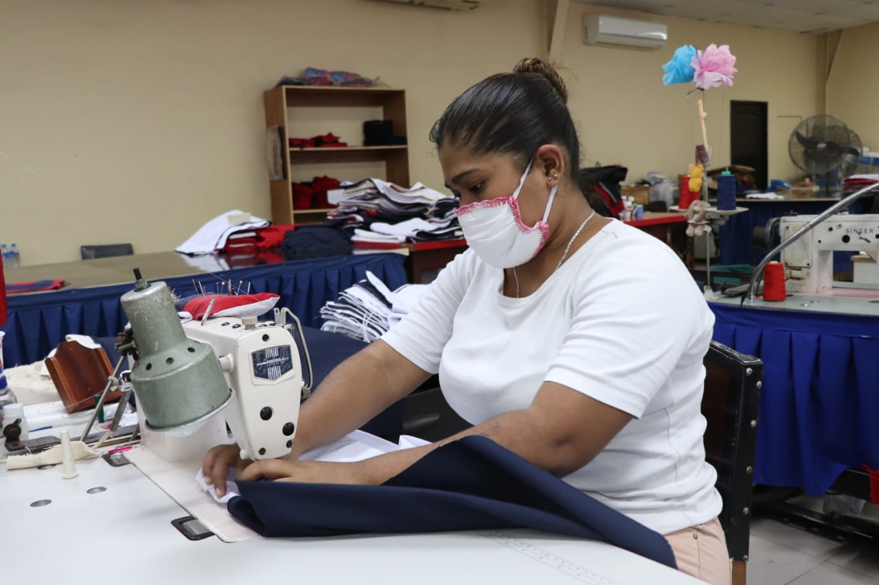 IPHE abastece el mercado nacional e internacional con la producción de la enseña tricolor, listones y pollerines alusivos al mes de la Patria