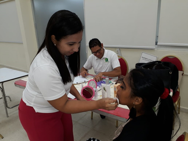 Estudiantes de la EVE participan en feria de la belleza