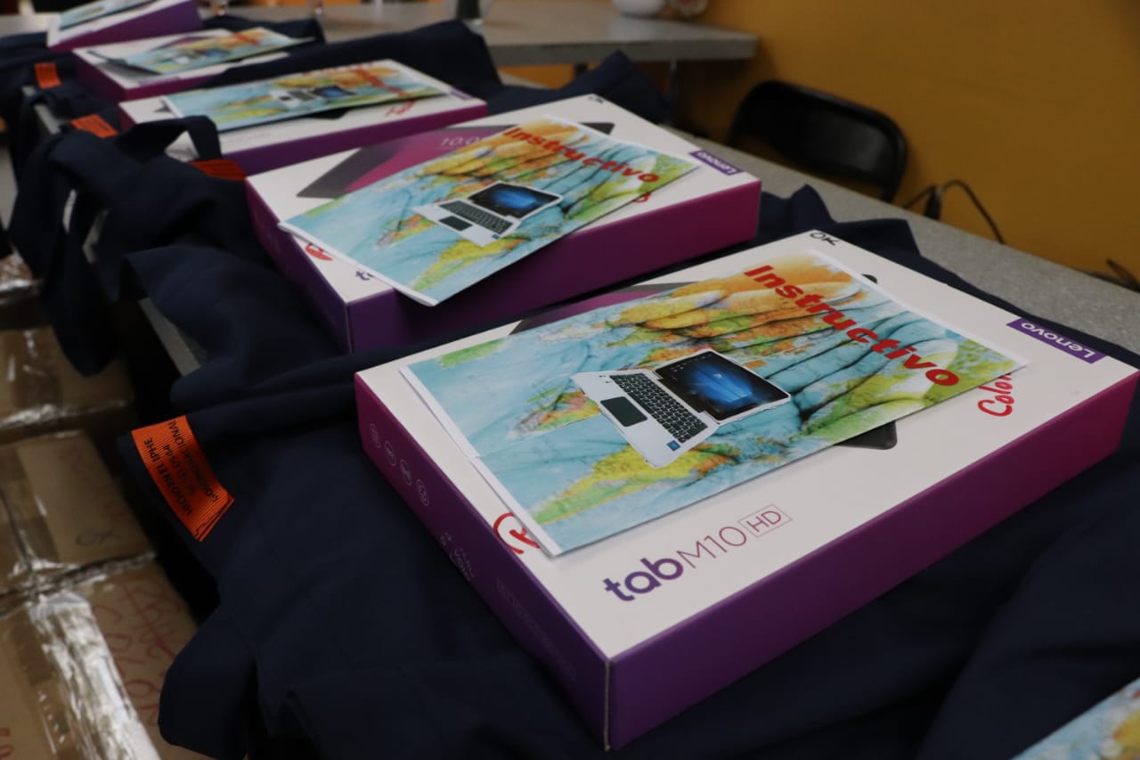 IPHE entrega 150 tablets para dotar a estudiantes que requieren de está herramienta tecnológica para la continuidad de sus clases virtuales  